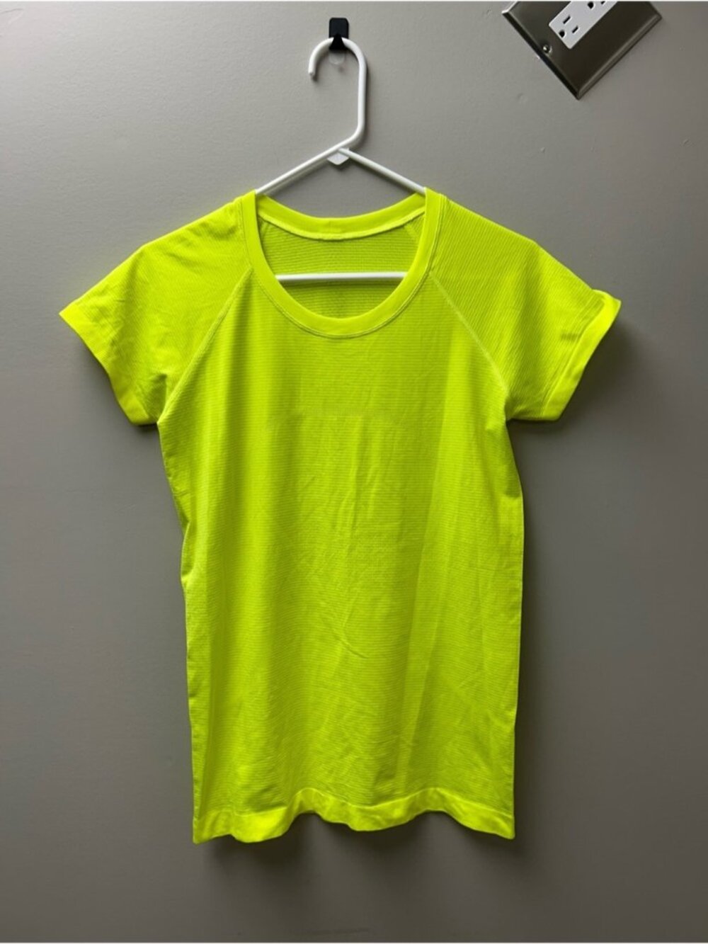 Lululemon Women’s Yellow Swiftly Tech Short Sleeve Shirt 2.0 *Race Length